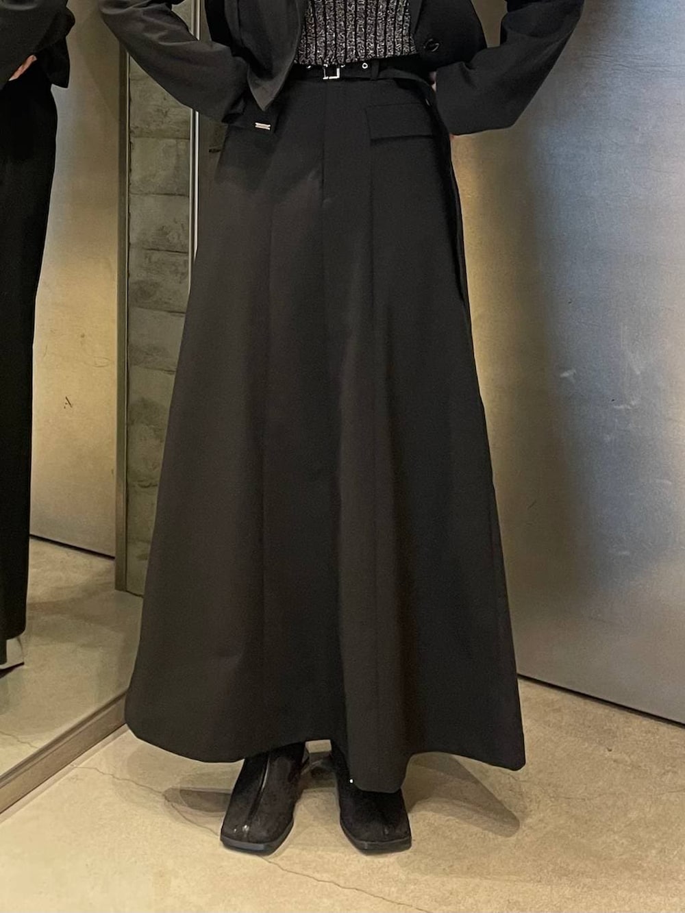 ブラック系のブーツ、ブラック系のタンクトップ、ブラック系のテーラードジャケットを着用したレディースの春コーディネートの5枚目の写真