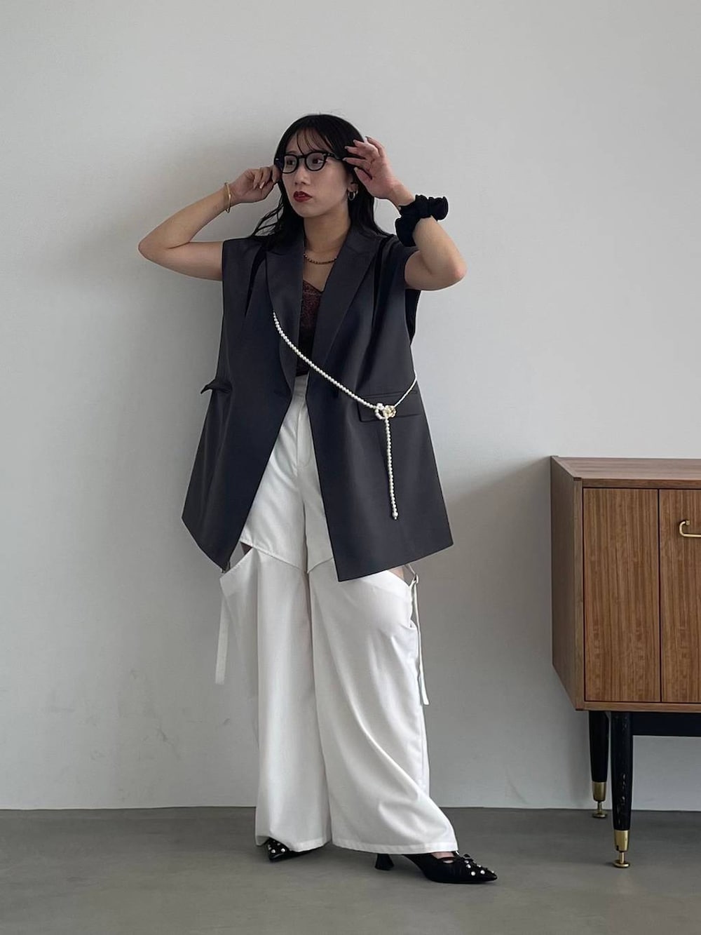 ブラック系のパンプス、ホワイト系のその他パンツ、グレー系のテーラードジャケットを着用したレディースの夏コーディネートの3枚目の写真