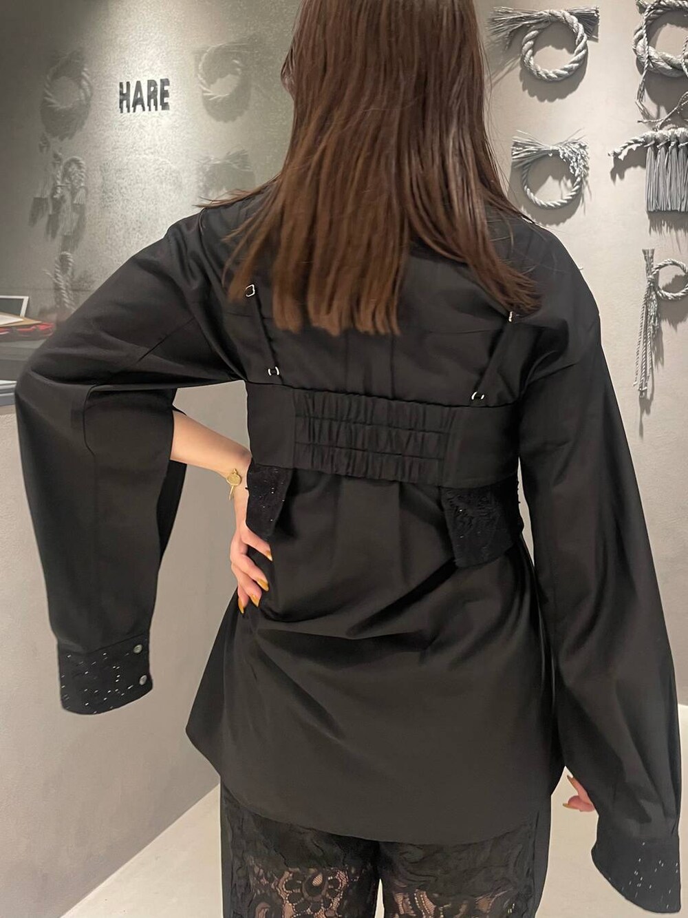 ブラック系のその他パンツ、ブラック系のブーツ、ブラック系のシャツ/ブラウスを着用したレディースの夏コーディネートの5枚目の写真