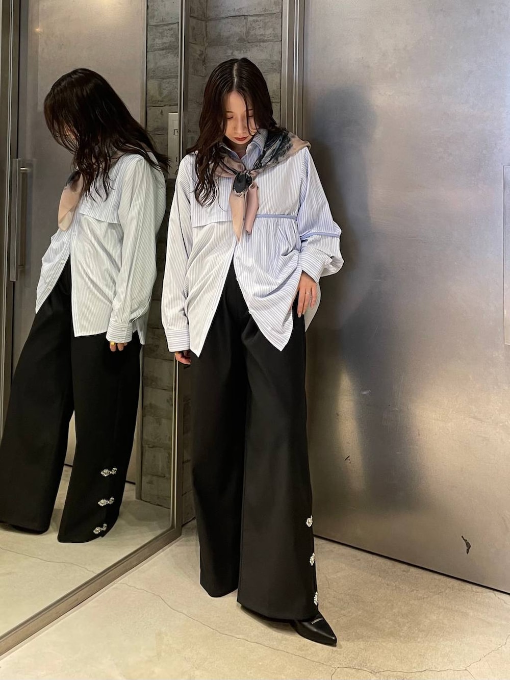 ブラック系のトートバッグ、ブラック系のパンプス、ブラック系のその他パンツを着用したレディースの冬コーディネートの2枚目の写真