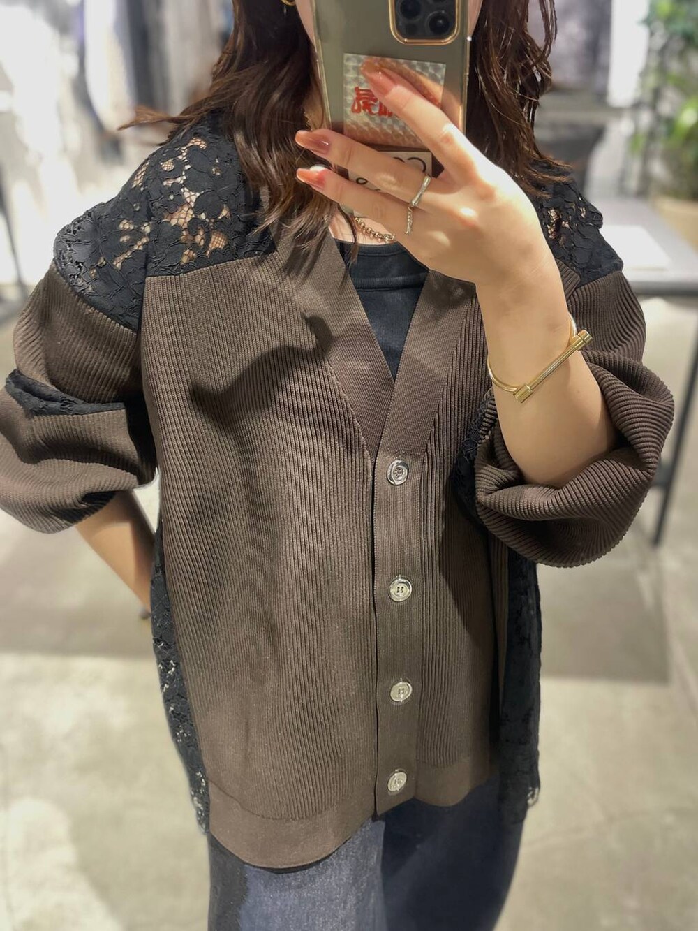 ブラック系のサンダル、ブラウン系のカーディガン/ボレロ、ブルー系のデニムパンツを着用したレディースの夏コーディネートの3枚目の写真