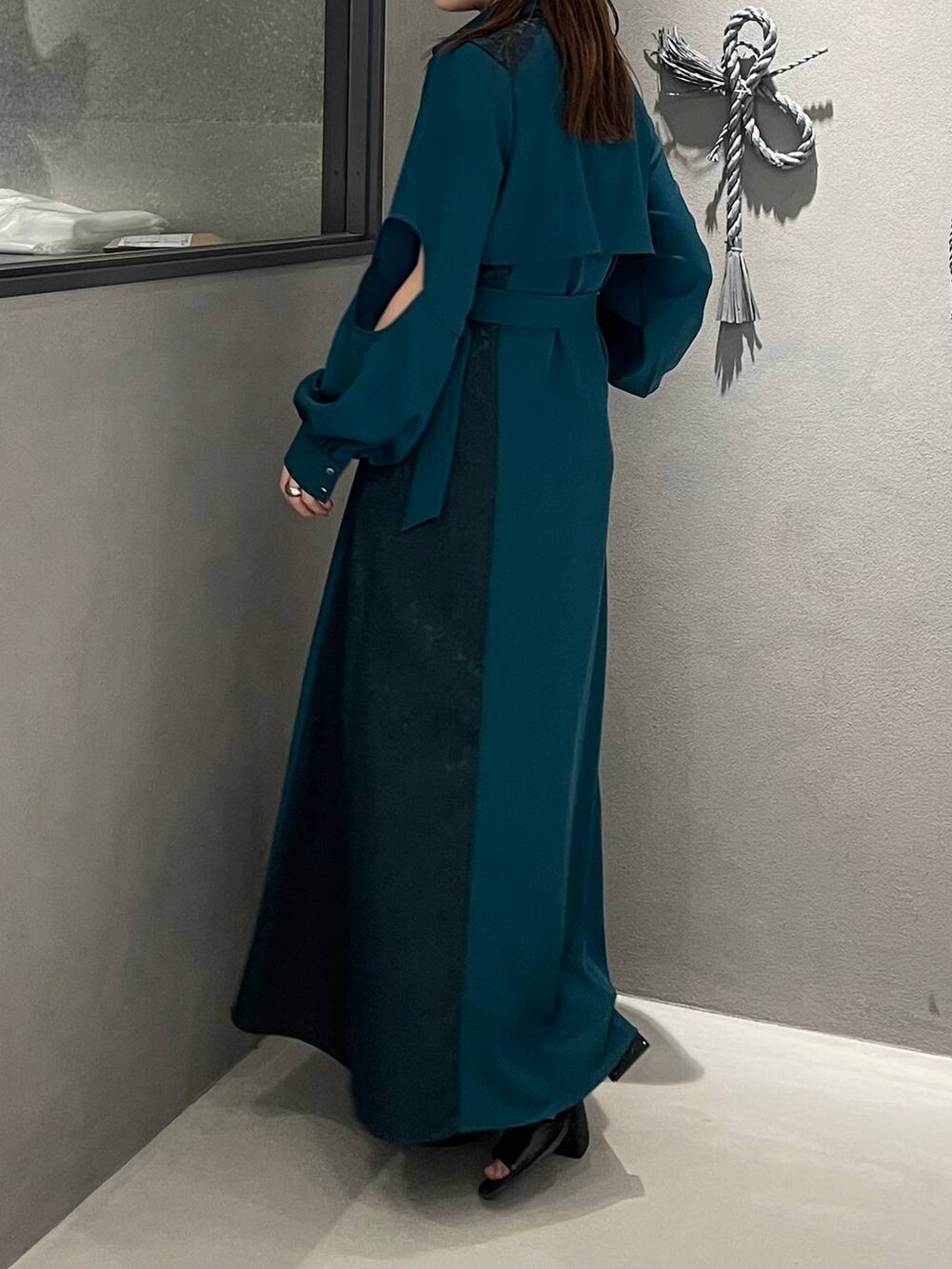 グリーン系のワンピース、ブラック系のサンダルを着用したレディースの春コーディネートの4枚目の写真