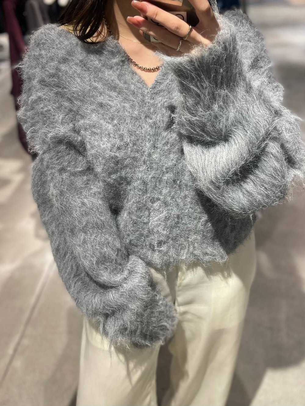 グレー系のカーディガン/ボレロを着用したレディースの秋コーディネートの2枚目の写真