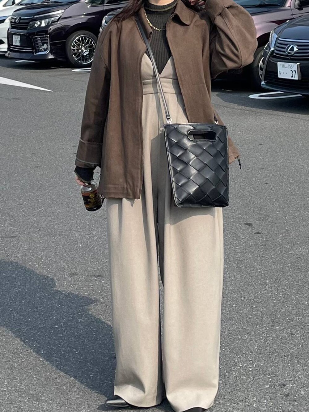 ブラック系のブーツ、グレー系のサロペット/オーバーオールを着用したレディースの冬コーディネートの3枚目の写真