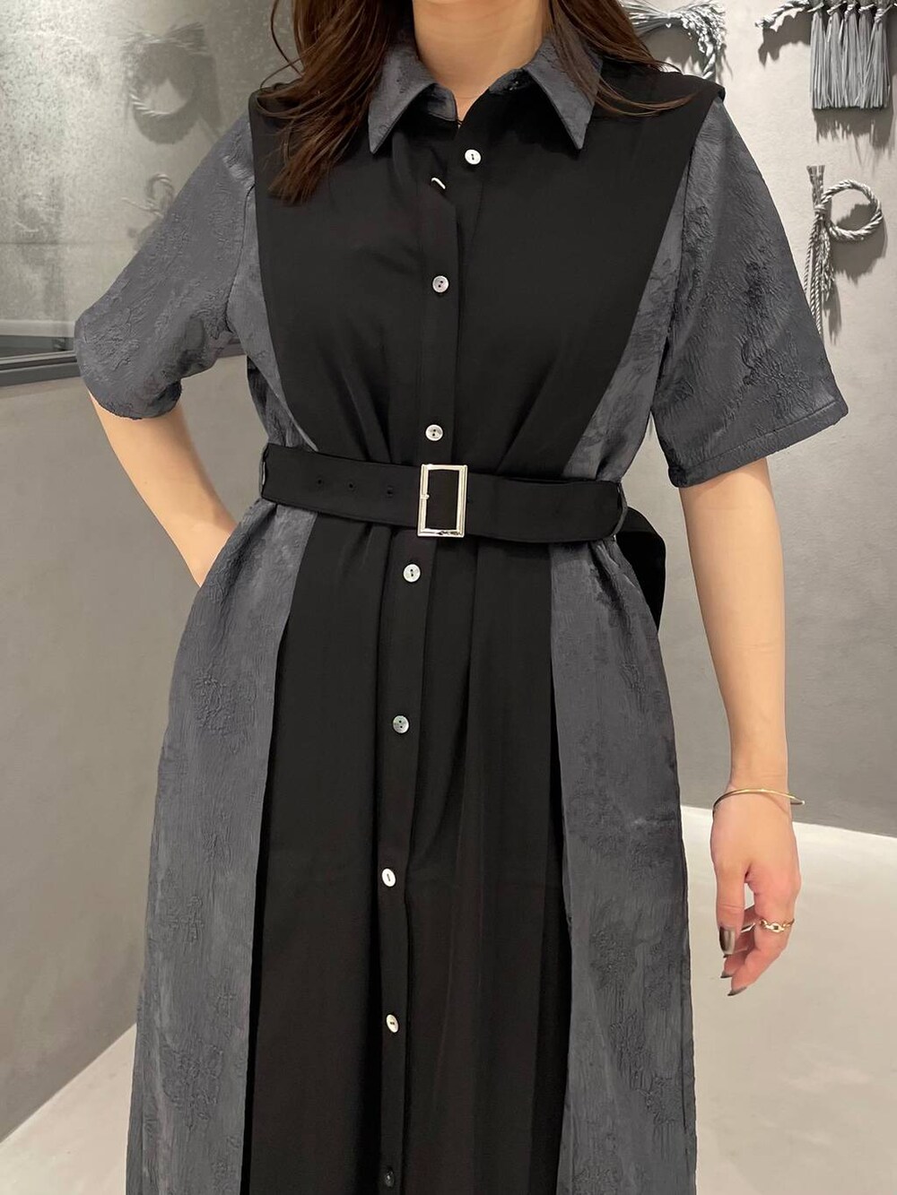 ブラック系のサンダル、グレー系のワンピース、ブラック系のその他パンツを着用したレディースの春コーディネートの4枚目の写真