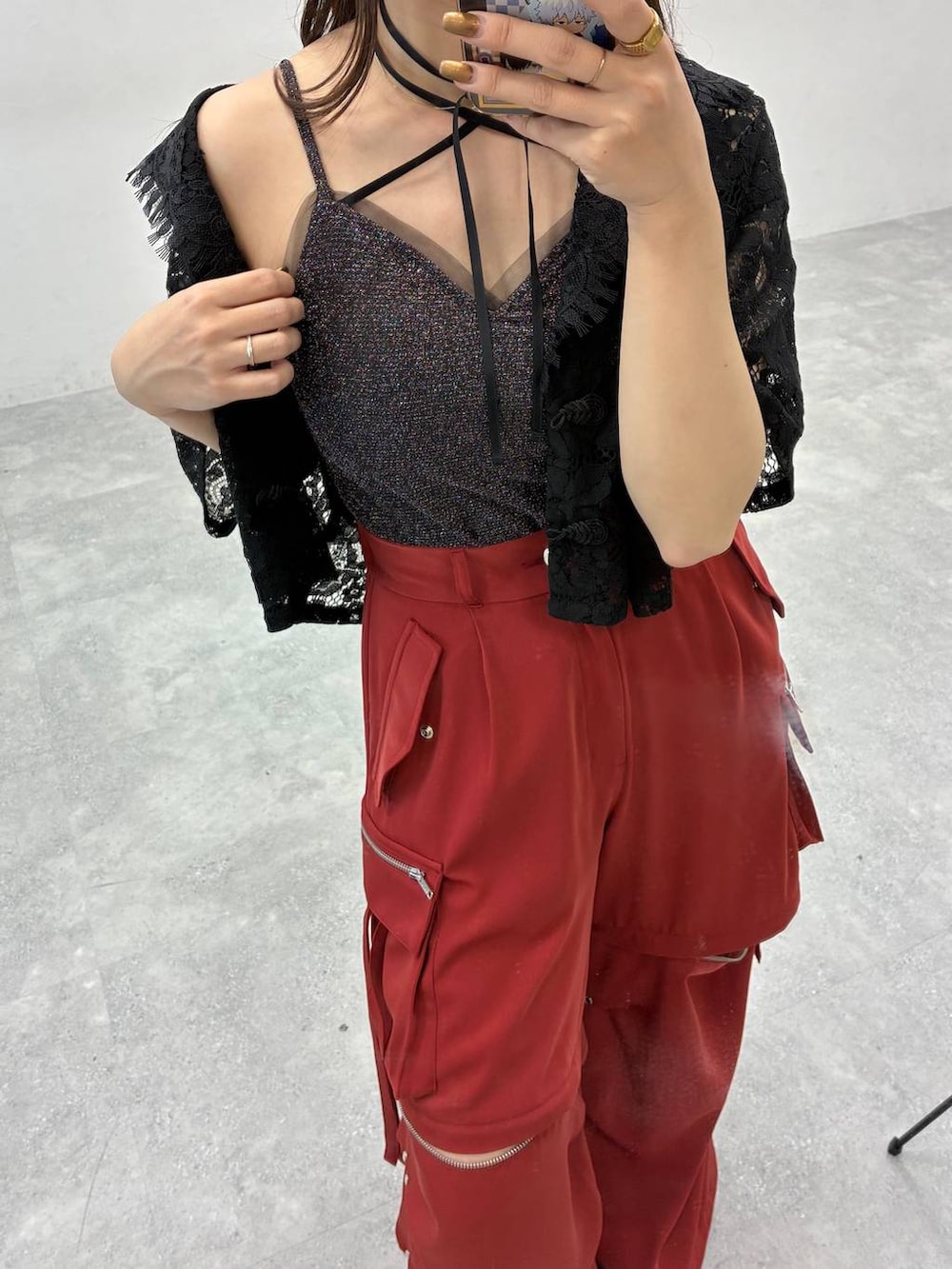 ブラック系のシャツ/ブラウス、ブラック系のサンダル、オレンジ系のその他パンツを着用したレディースの夏コーディネートの5枚目の写真