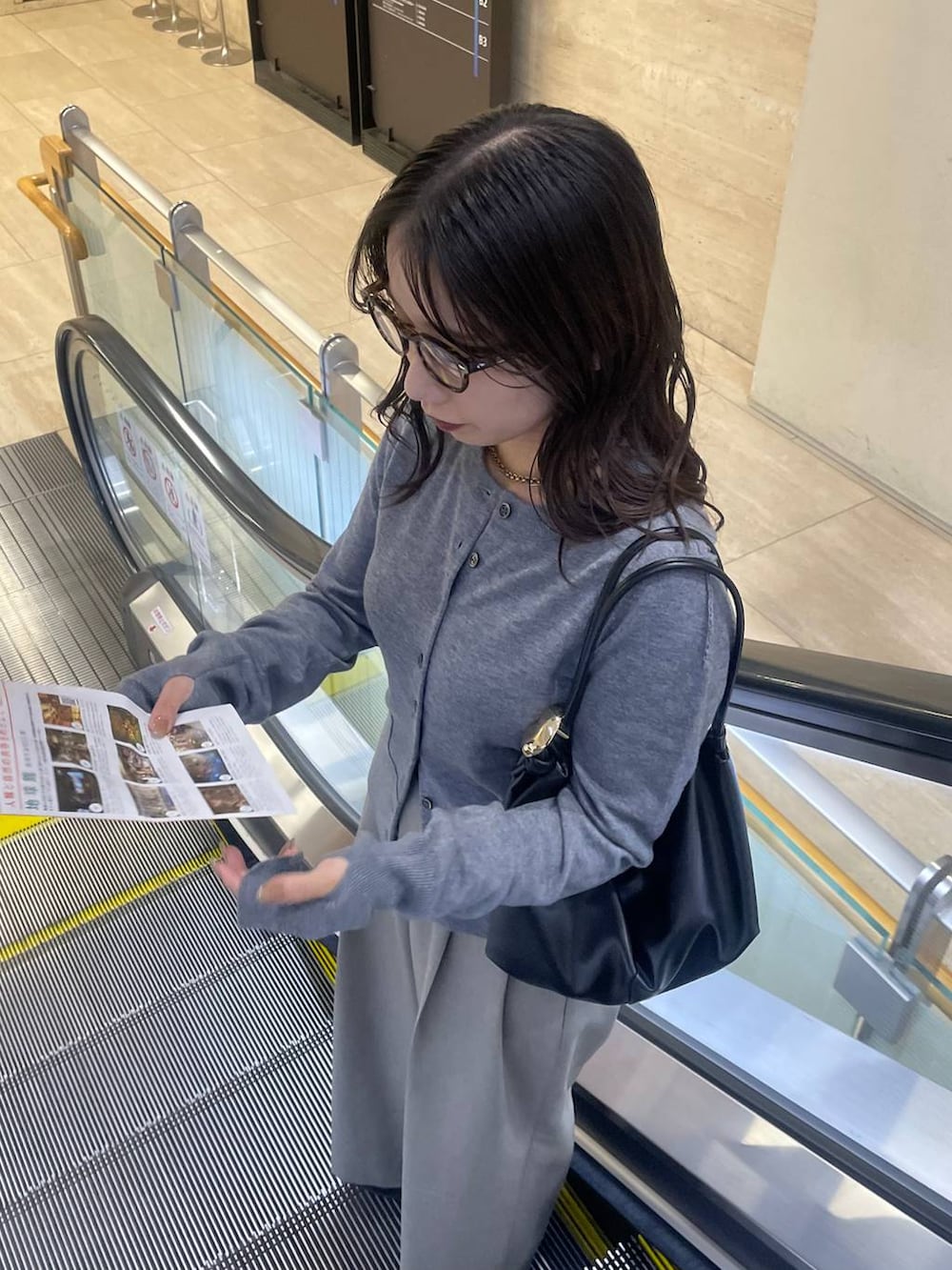 ブラック系のショルダーバッグを着用したレディースの秋コーディネートの4枚目の写真