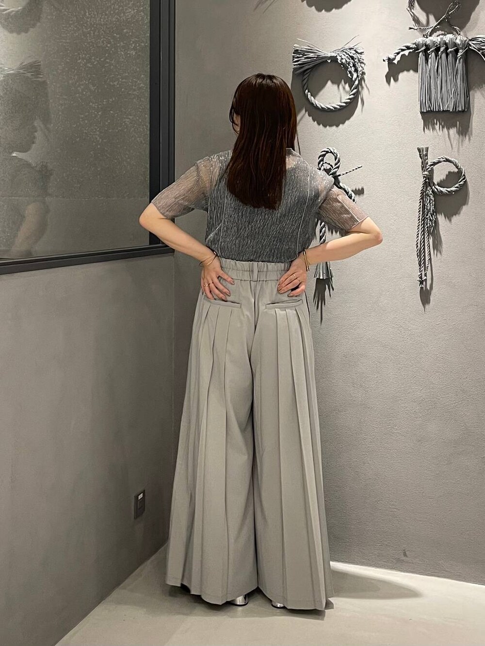 グレー系のその他パンツ、ブラック系のタンクトップ、ブラック系のサンダルを着用したレディースの夏コーディネートの2枚目の写真