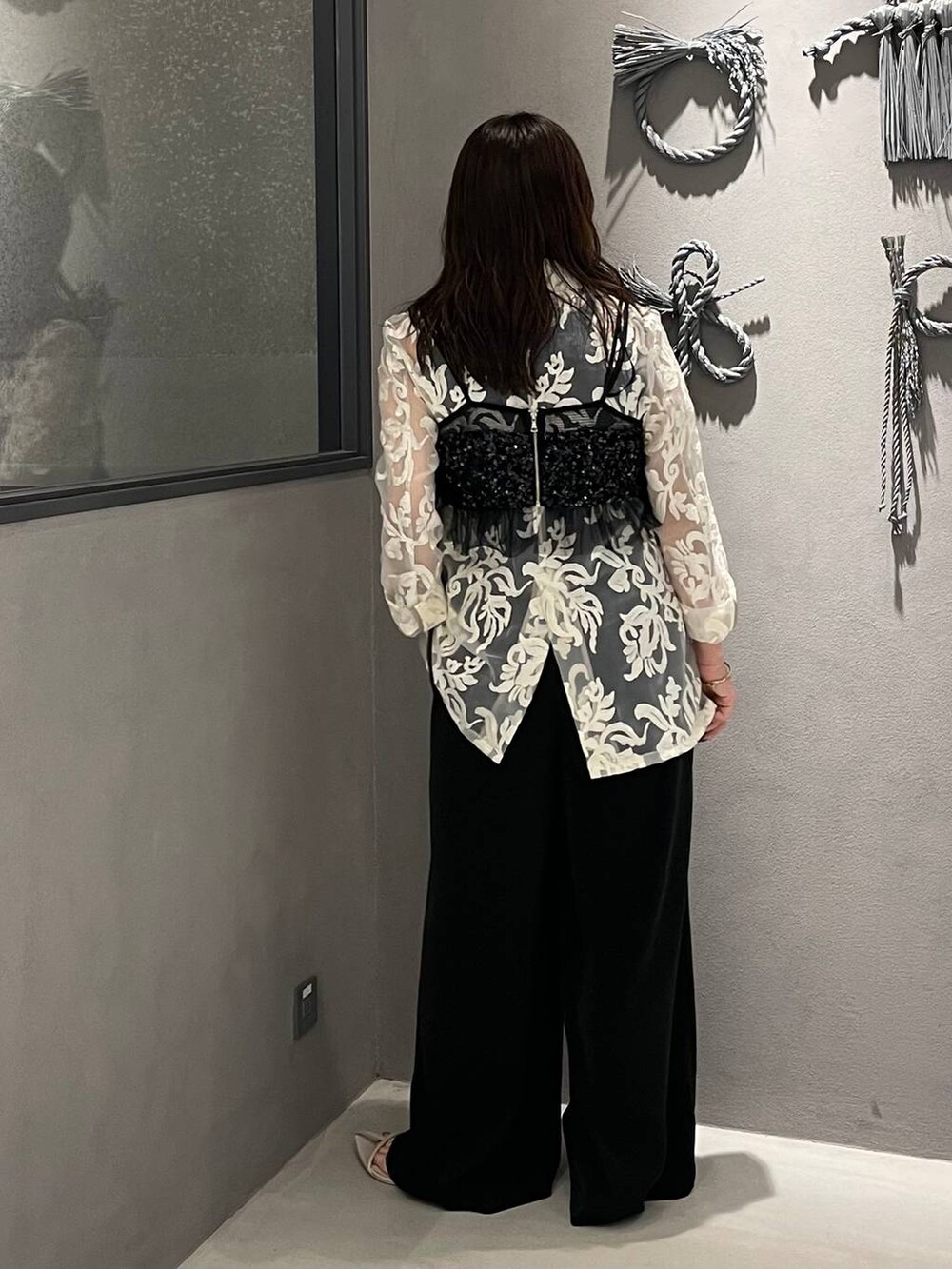 ブラック系のその他パンツ、ホワイト系のテーラードジャケット、ブラック系のチューブトップを着用したレディースの夏コーディネートの2枚目の写真