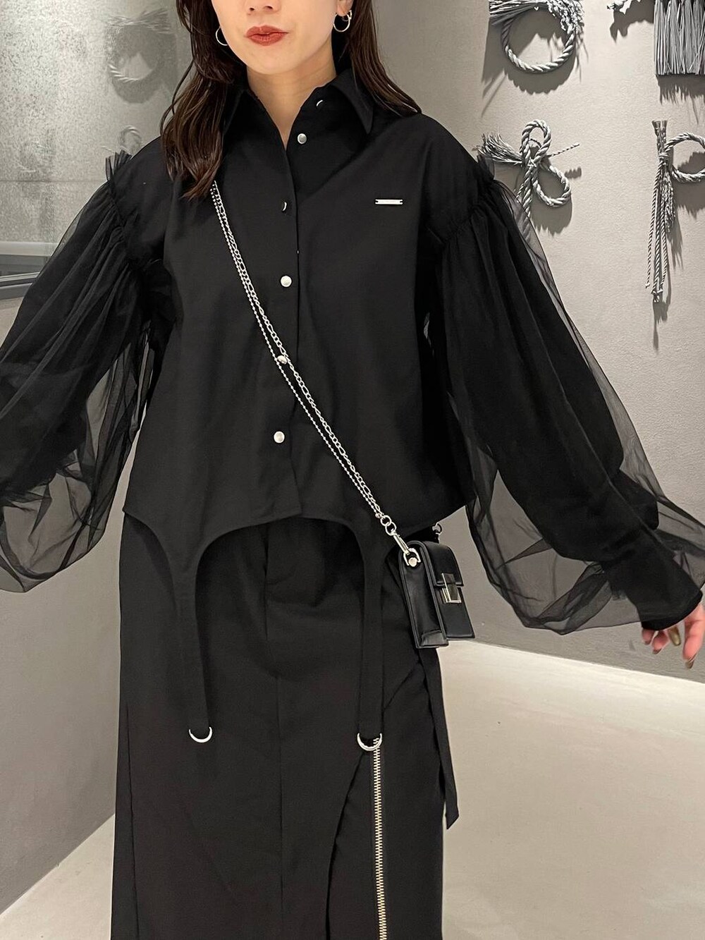 ブラック系のサンダル、ブラック系のショルダーバッグ、ブラック系のその他パンツを着用したレディースの夏コーディネートの4枚目の写真