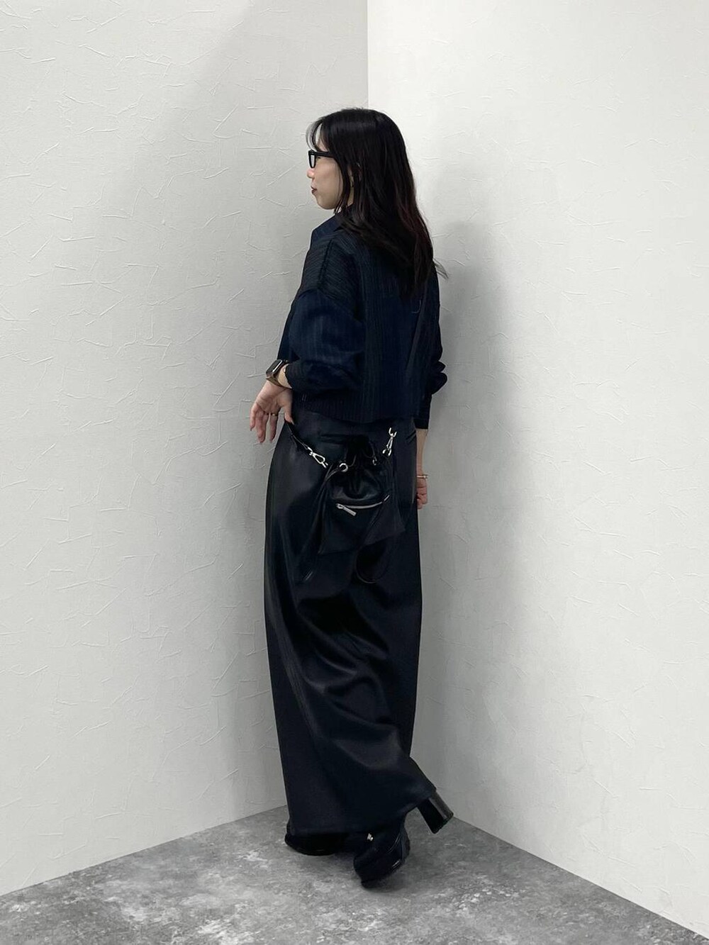 ブラック系のその他パンツ、ブラック系のブーツ、ブラック系のショルダーバッグを着用したレディースの秋コーディネートの3枚目の写真