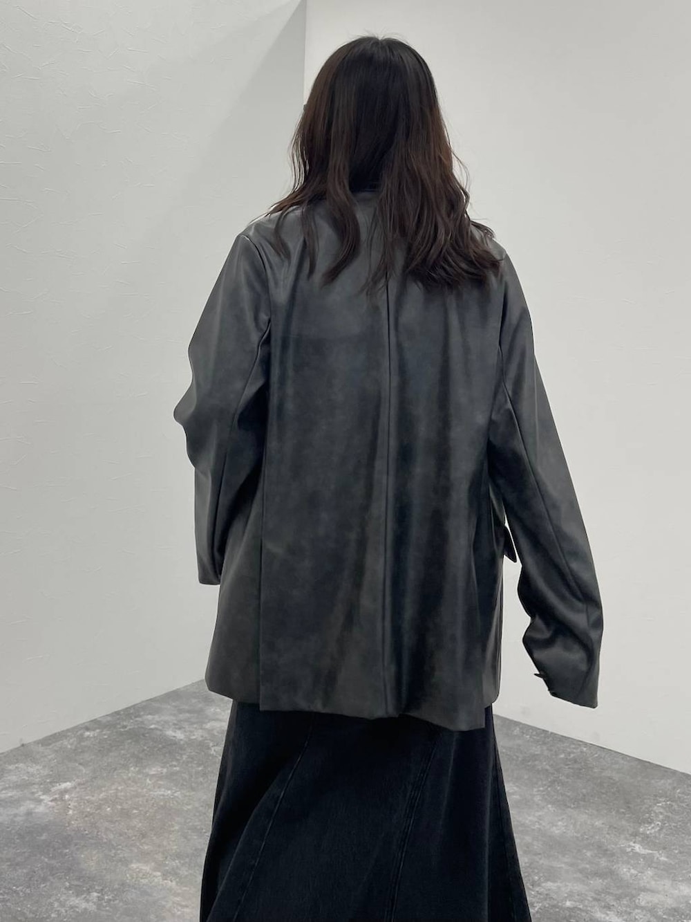 ブラック系のTシャツ/カットソー、ブラック系のスニーカー、グレー系のテーラードジャケットを着用したレディースの秋コーディネートの7枚目の写真