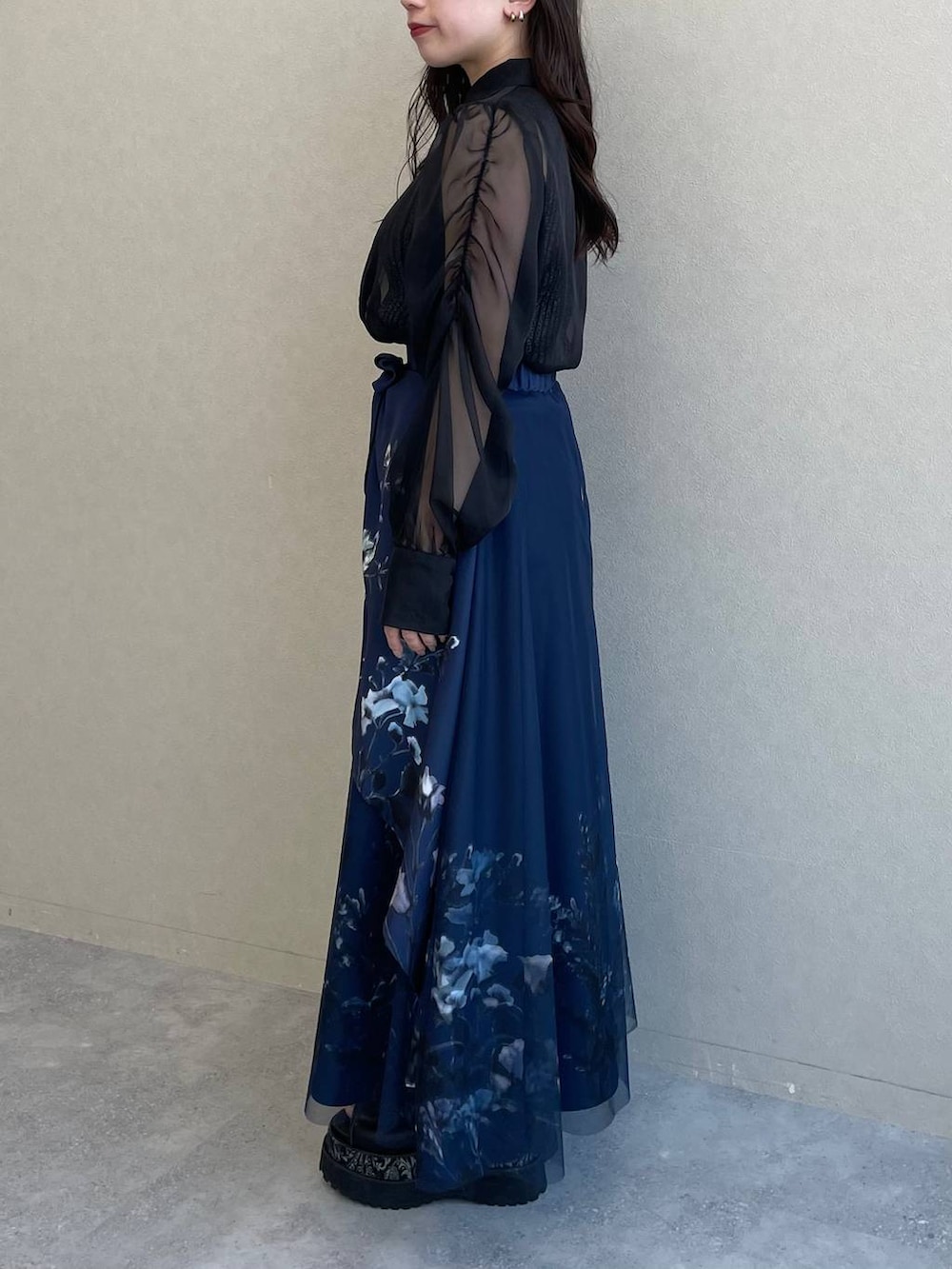 ブラック系のタンクトップ、ブルー系のスカート、ブラック系のシャツ/ブラウスを着用したレディースの春コーディネートの2枚目の写真