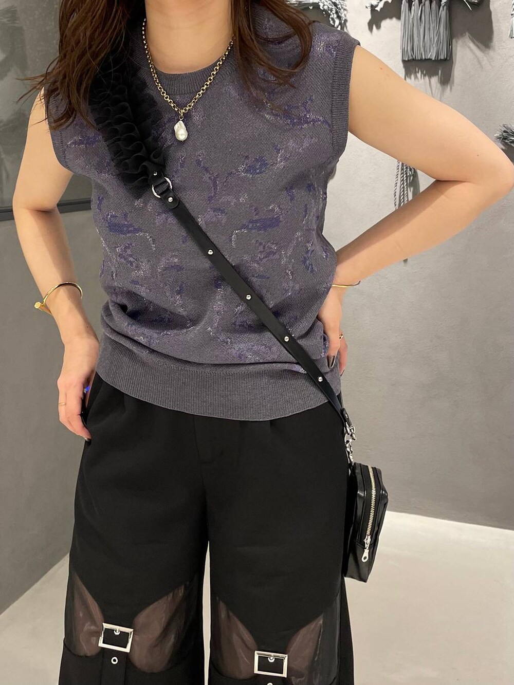 ブラック系のサンダル、ブラック系のその他パンツ、グレー系のニット/セーターを着用したレディースの春コーディネートの4枚目の写真