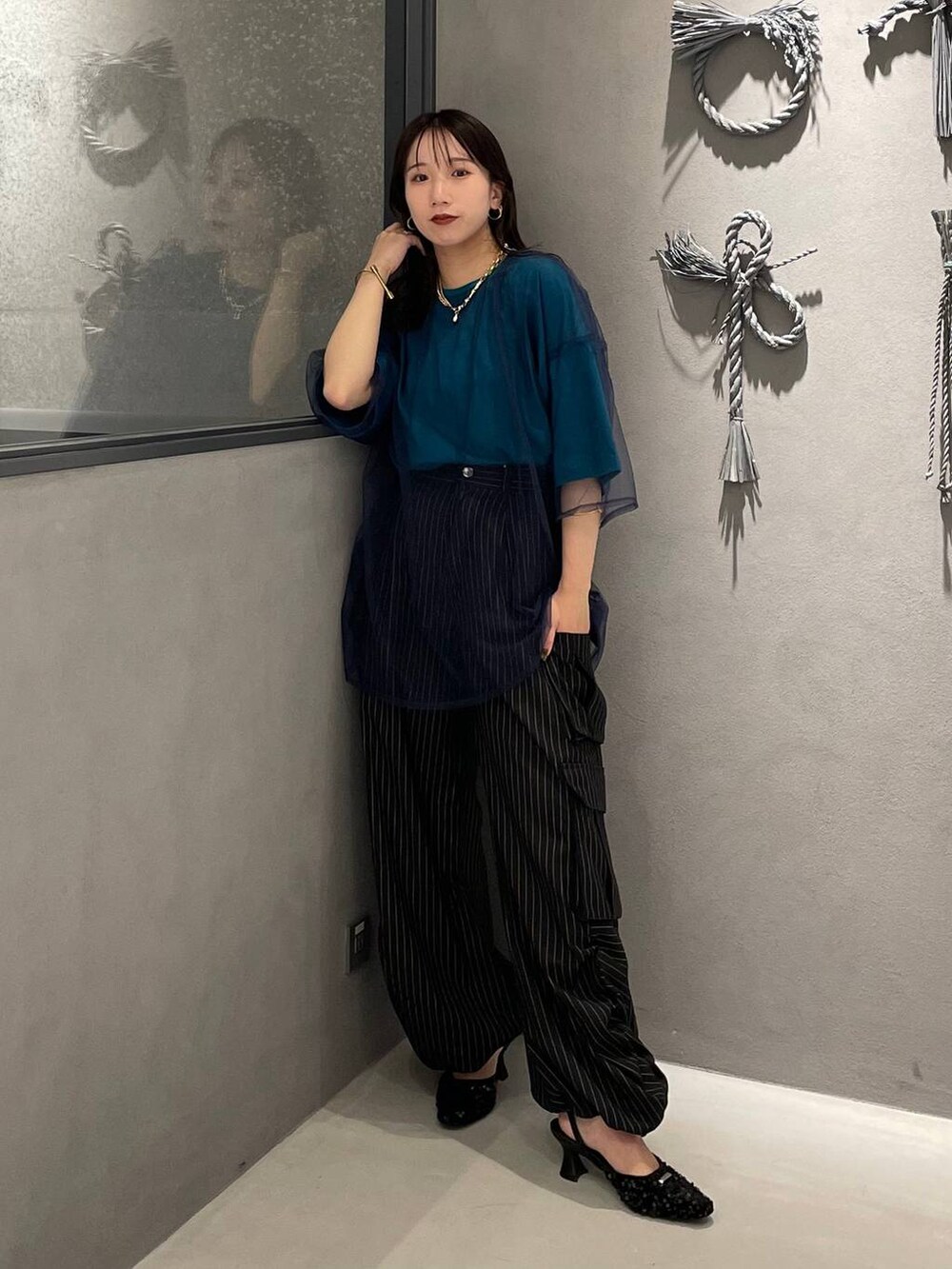 ブラック系のパンプス、ブルー系のTシャツ/カットソー、その他のカーゴパンツを着用したレディースの夏コーディネートの2枚目の写真