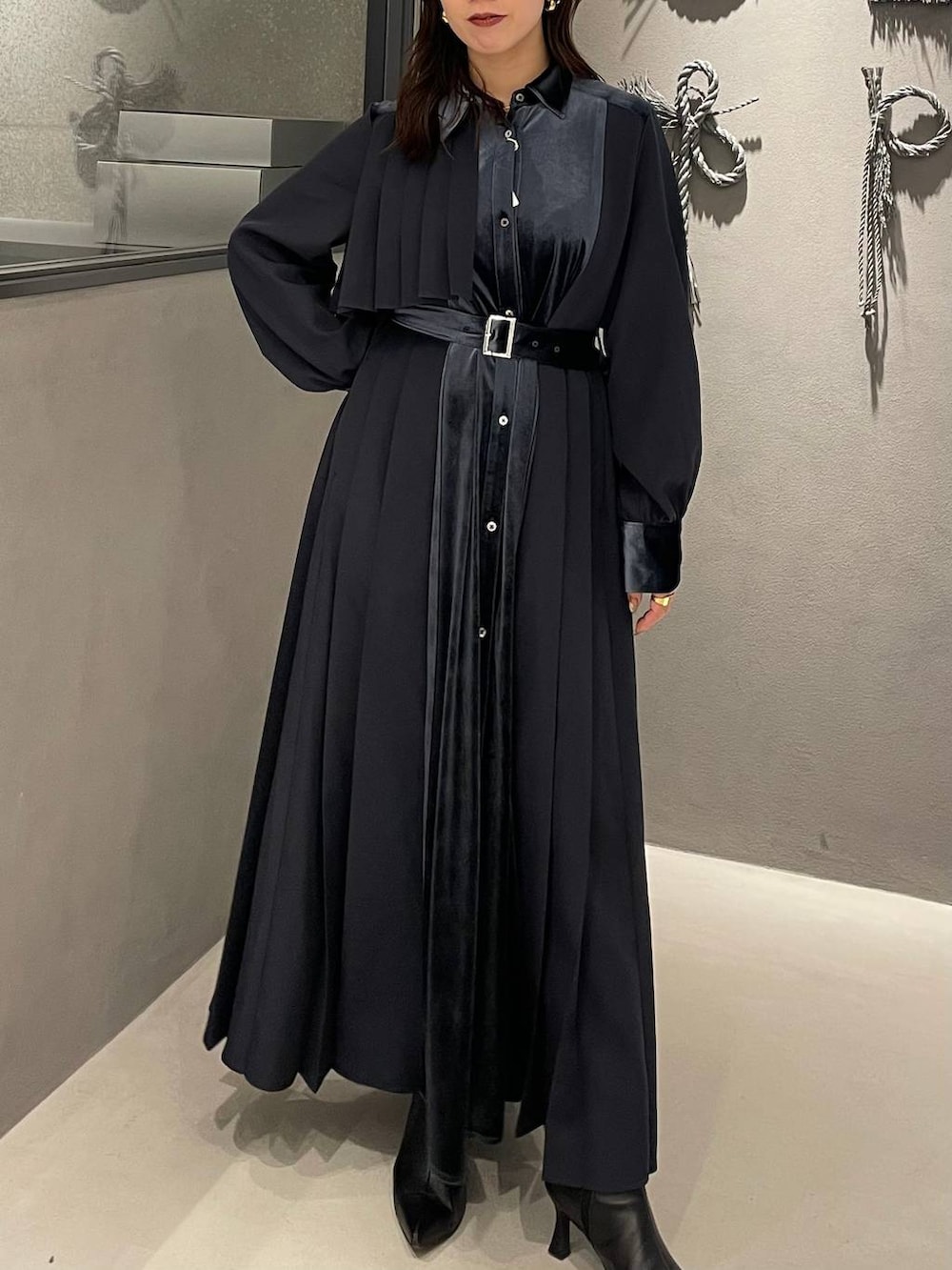 ブルー系のワンピース、ブラック系のブーツを着用したレディースの冬コーディネートの4枚目の写真