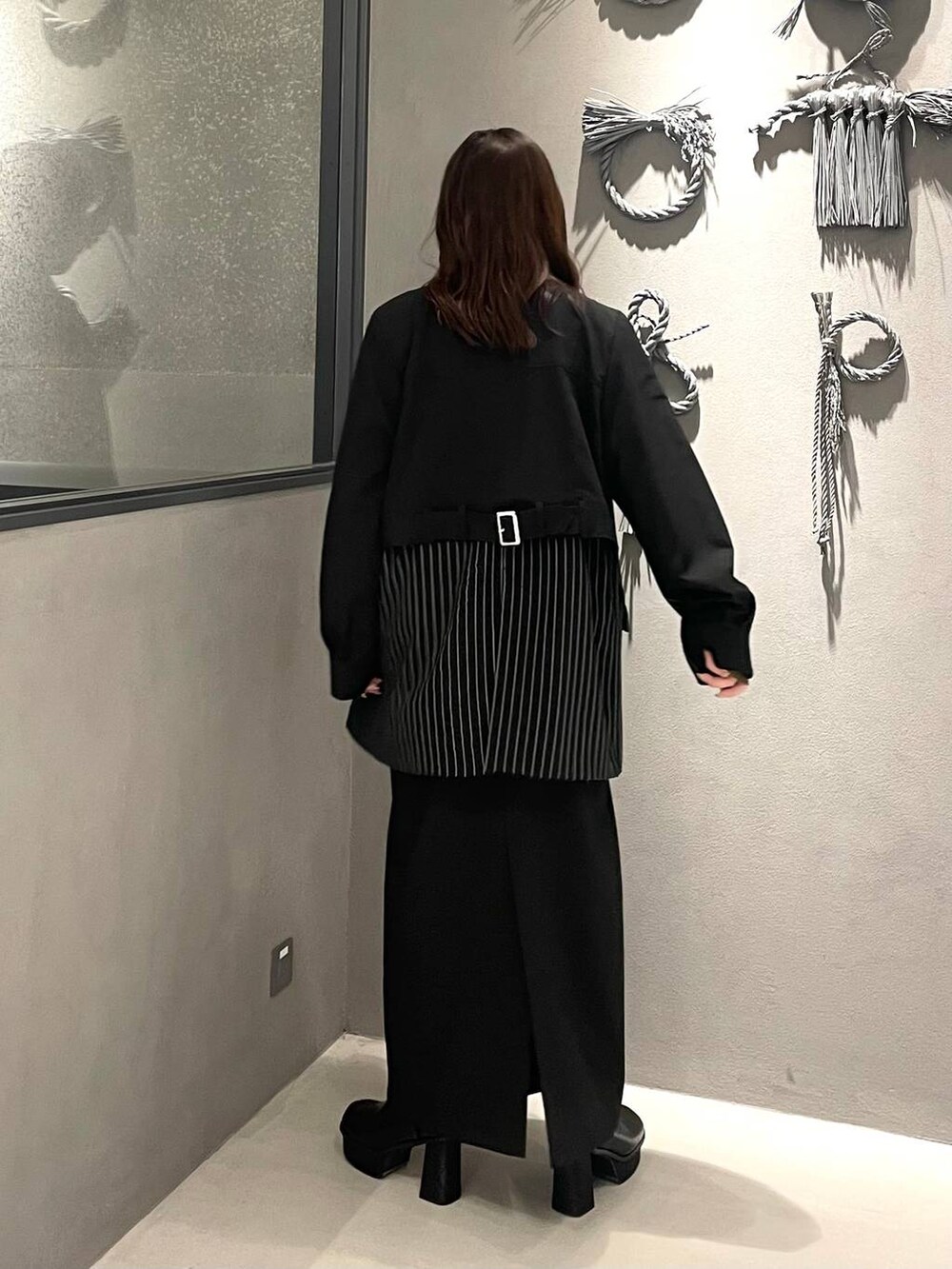 ブラック系のブーツ、イエロー系のTシャツ/カットソー、ブラック系のテーラードジャケットを着用したレディースの秋コーディネートの3枚目の写真