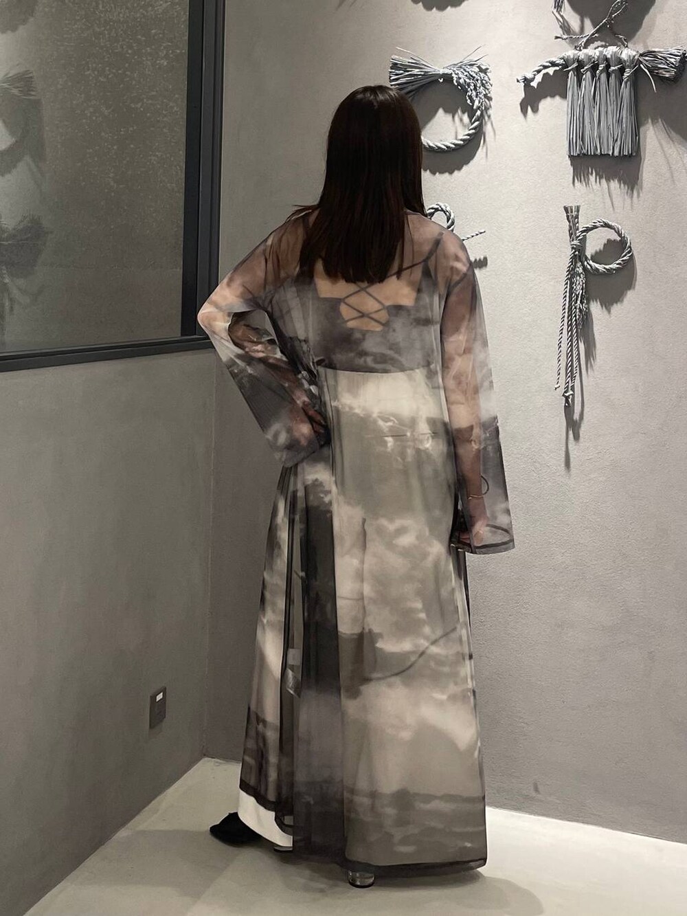 ブラック系のサンダル、ホワイト系のその他パンツ、ブラック系のワンピースを着用したレディースの夏コーディネートの2枚目の写真