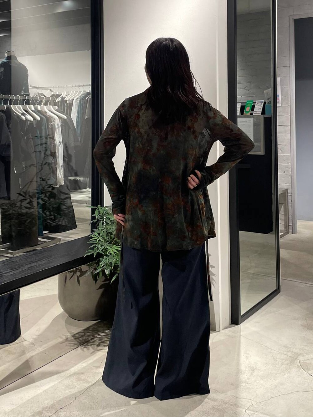 ブラック系のサンダル、グレー系のその他パンツ、グリーン系のシャツ/ブラウスを着用したレディースの夏コーディネートの3枚目の写真