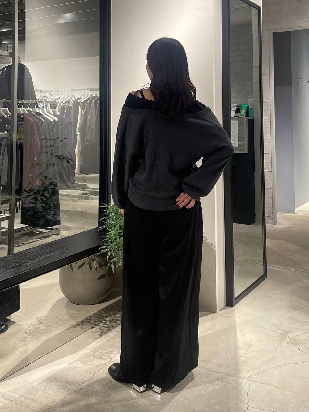 ブラック系のその他パンツ、ブラック系のブーツ、グレー系のカーディガン/ボレロを着用したレディースの秋コーディネートの3枚目の写真