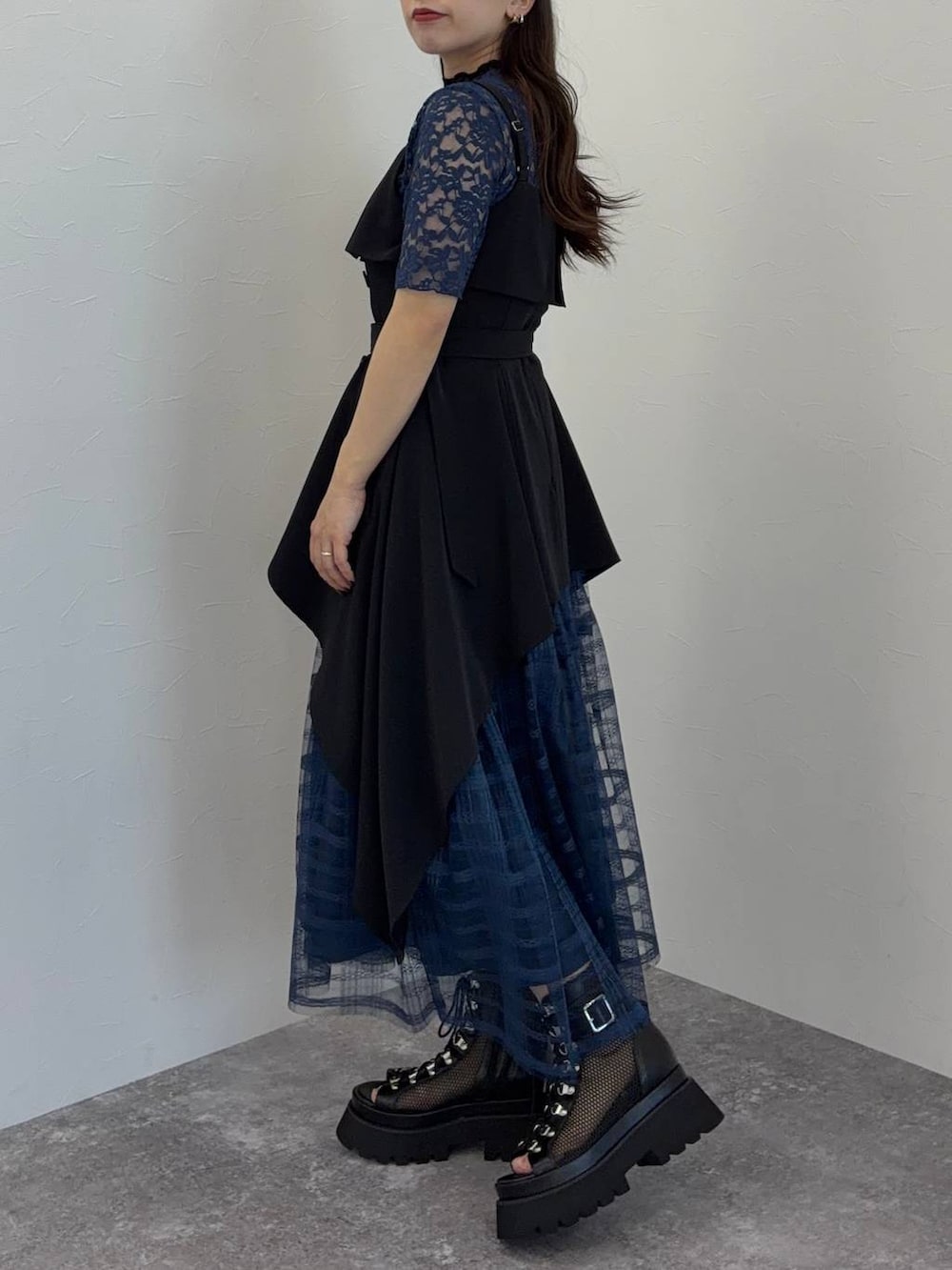 ブラック系のサンダル、ブルー系のワンピース、ブルー系のTシャツ/カットソーを着用したレディースの春コーディネートの3枚目の写真
