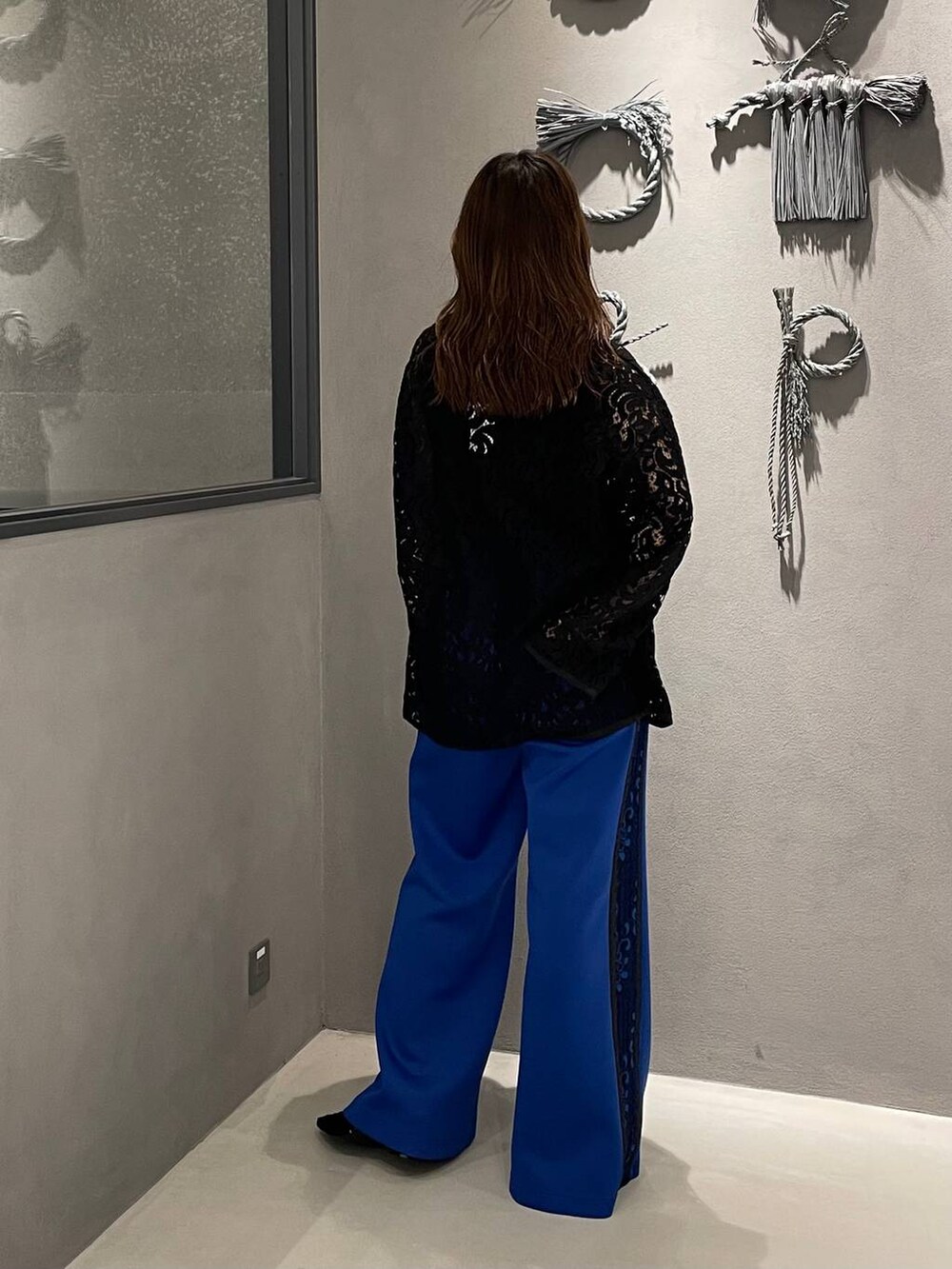 ブラック系のパンプス、ブルー系のその他パンツ、ブラック系のTシャツ/カットソーを着用したレディースの春コーディネートの3枚目の写真