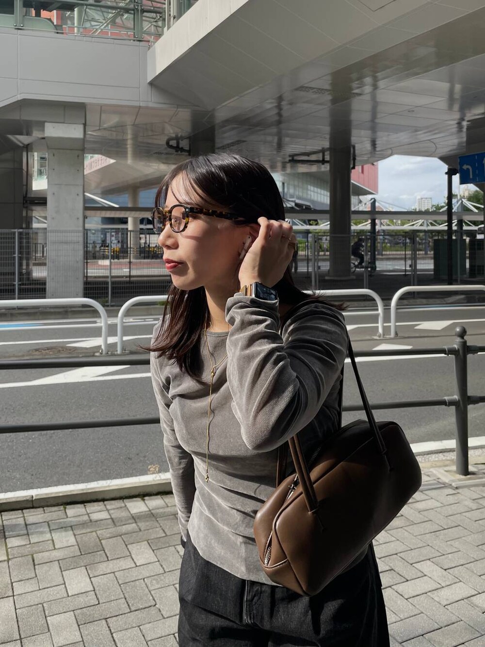 グレー系のTシャツ/カットソーを着用したレディースの秋コーディネートの2枚目の写真