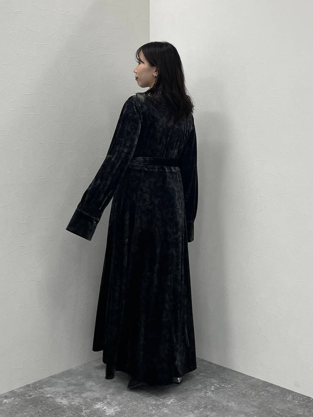 ブラック系のワンピース、ブラック系のブーツを着用したレディースの夏コーディネートの2枚目の写真