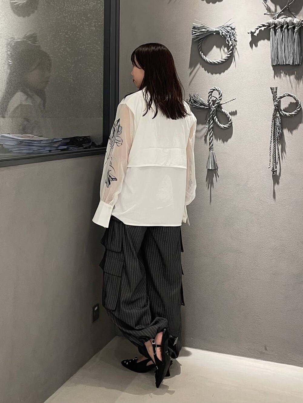 ホワイト系のタンクトップ、ホワイト系のシャツ/ブラウス、ブラック系のパンプスを着用したレディースの夏コーディネートの2枚目の写真