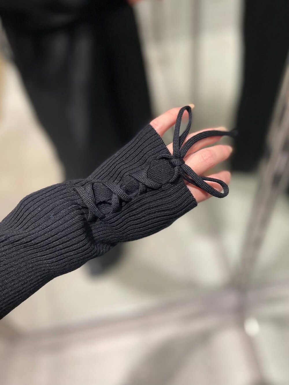 ブラック系のニット/セーターを着用したレディースの冬コーディネートの3枚目の写真