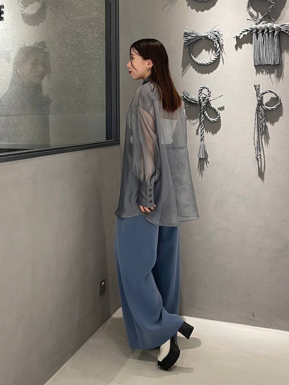 ブルー系のその他パンツ、ホワイト系のキャミソール、ホワイト系のサンダルを着用したレディースの春コーディネートの2枚目の写真