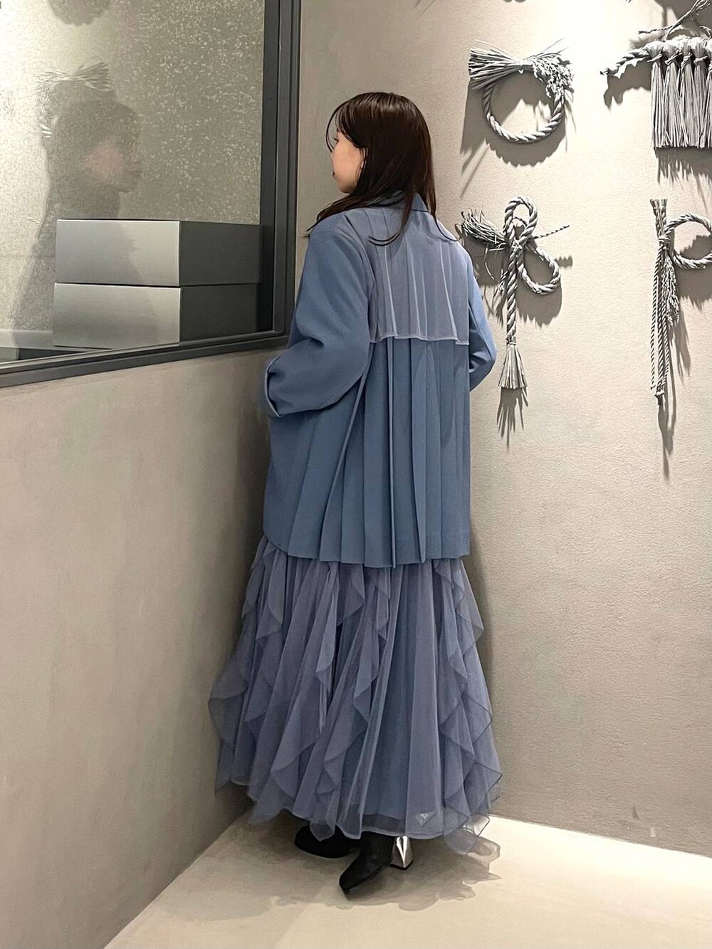 ブラック系のブーツ、グリーン系のTシャツ/カットソー、ブルー系のテーラードジャケットを着用したレディースの冬コーディネートの2枚目の写真