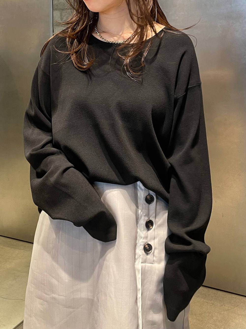 ブラック系のサンダル、ベージュ系のスカート、ブラック系のTシャツ/カットソーを着用したレディースの春コーディネートの5枚目の写真