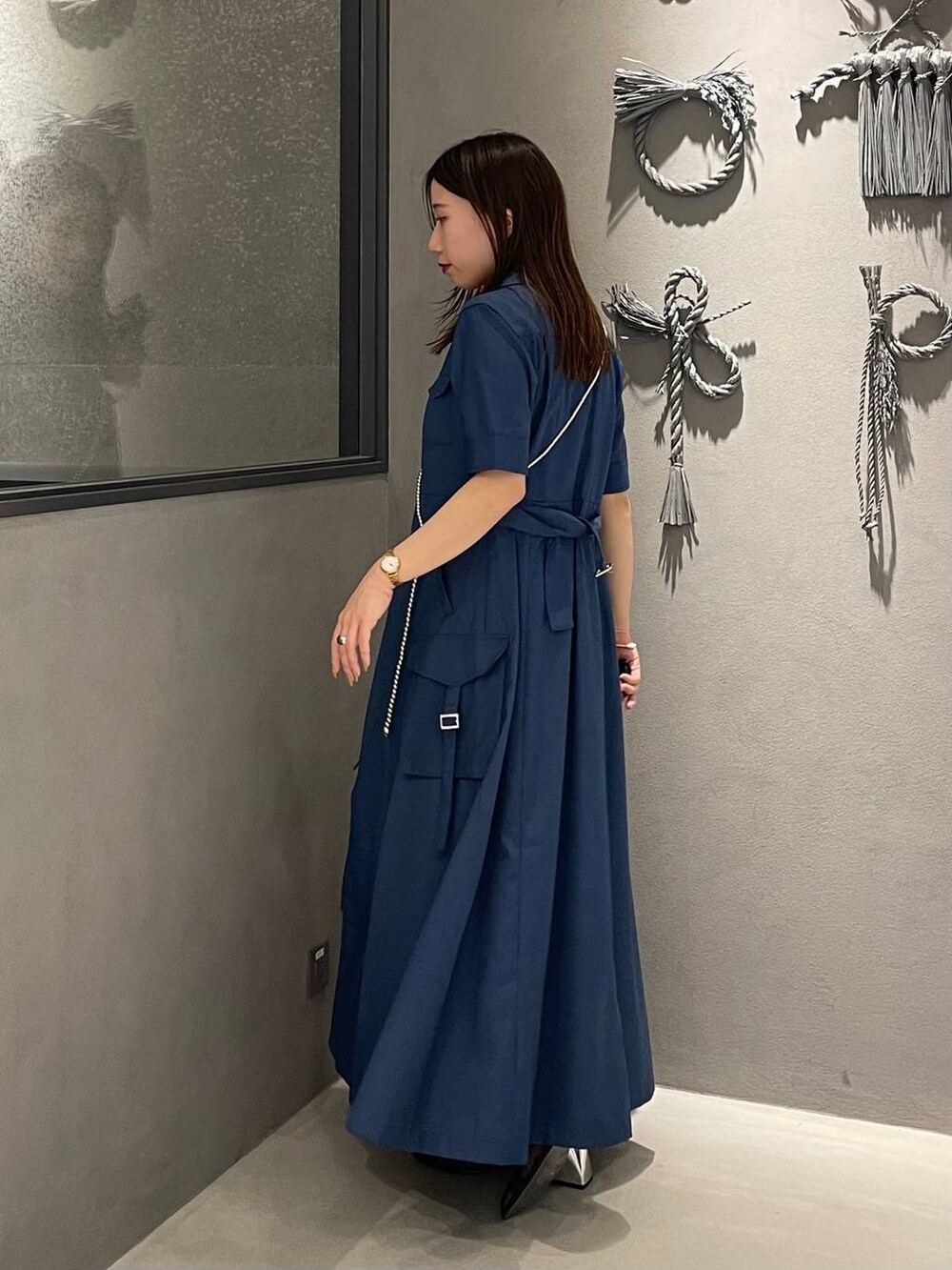 ブラック系のサンダル、グレー系のタンクトップ、ブラック系のその他パンツを着用したレディースの春コーディネートの2枚目の写真