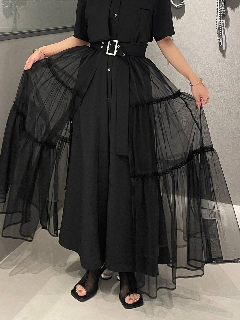 ブラック系のサンダル、ブラック系のワンピース、ブラック系のベルトを着用したレディースの夏コーディネートの5枚目の写真