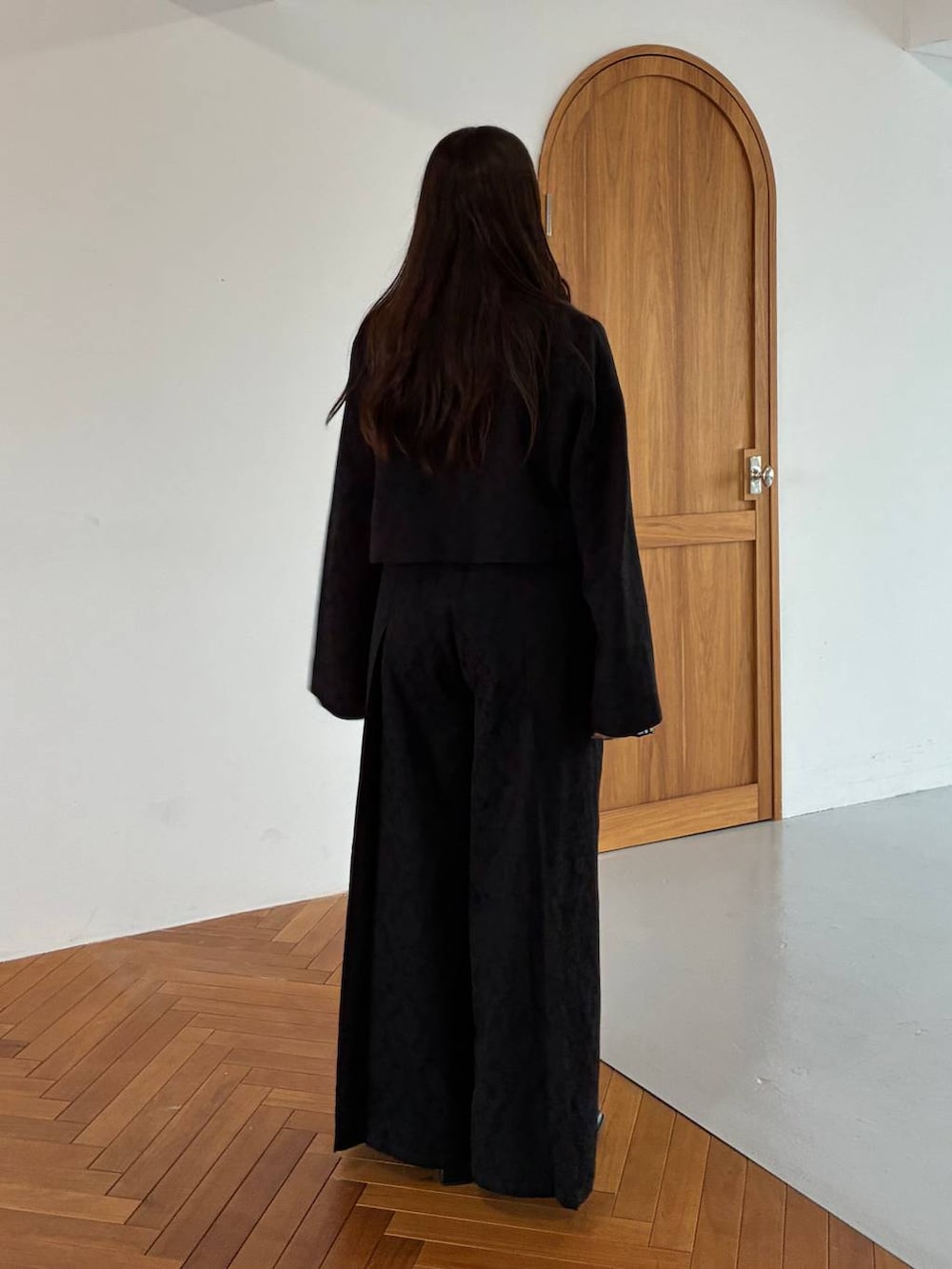 ブラック系のその他パンツ、ブラック系のテーラードジャケット、シルバー系のネックレスを着用したレディースの夏コーディネートの3枚目の写真