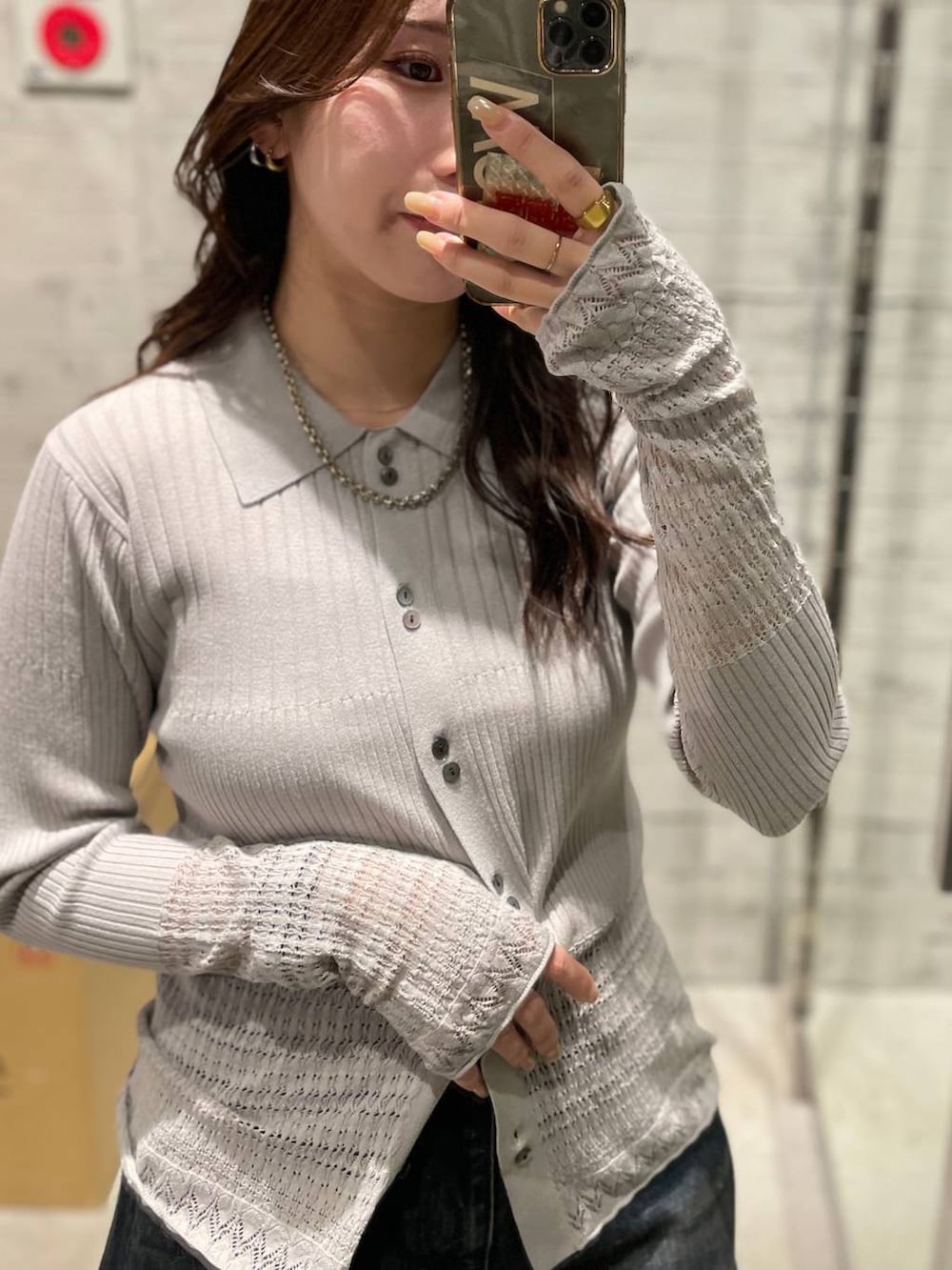 ブルー系のデニムパンツ、ブラック系のブーツ、グレー系のカーディガン/ボレロを着用したレディースの冬コーディネートの4枚目の写真