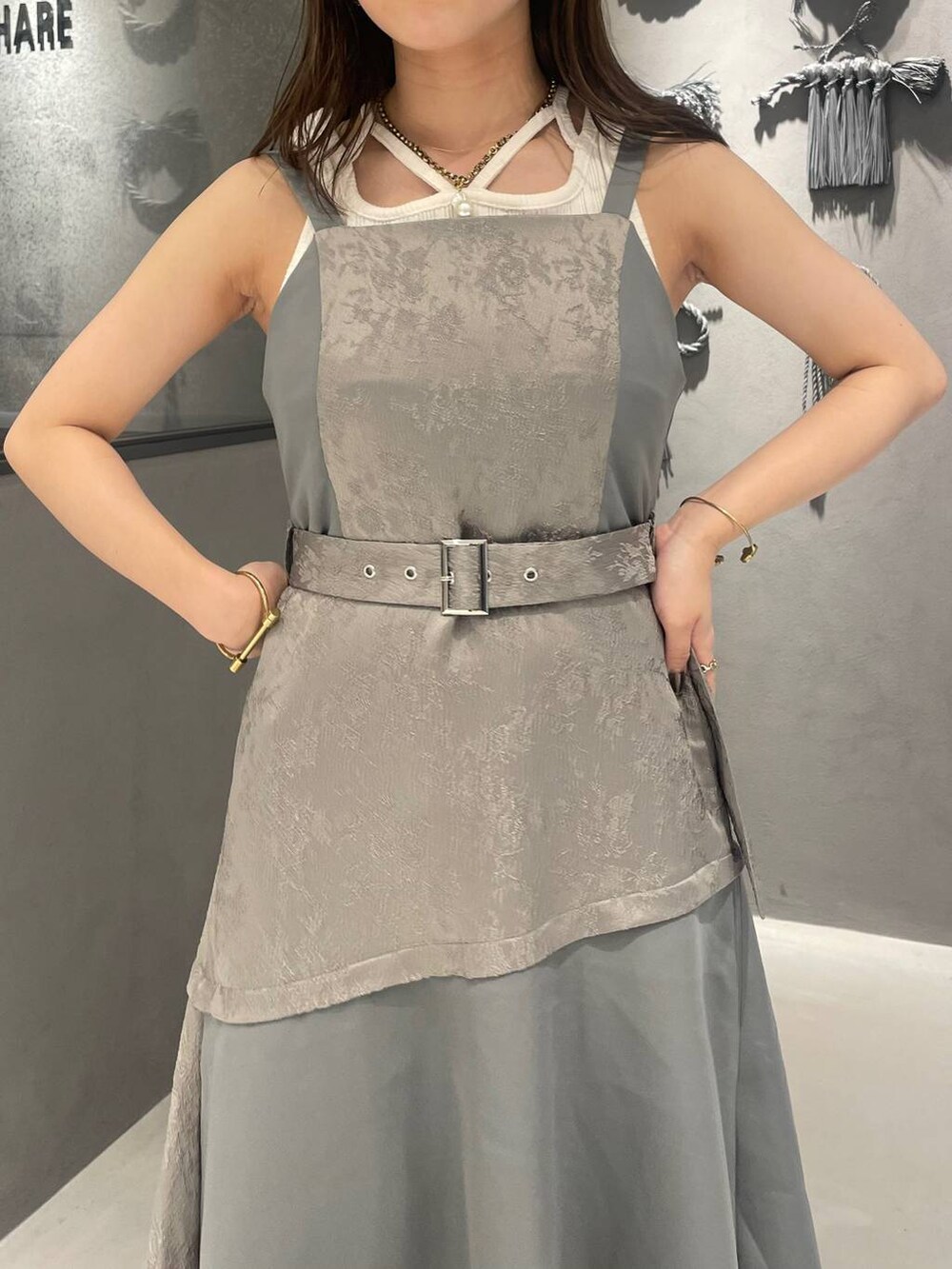 ホワイト系のサンダル、ホワイト系のタンクトップ、グレー系のワンピースを着用したレディースの春コーディネートの3枚目の写真