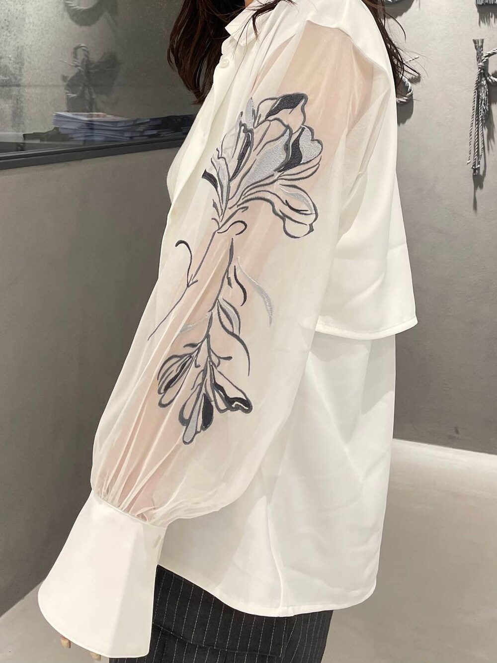 ホワイト系のタンクトップ、ホワイト系のシャツ/ブラウス、ブラック系のパンプスを着用したレディースの夏コーディネートの4枚目の写真