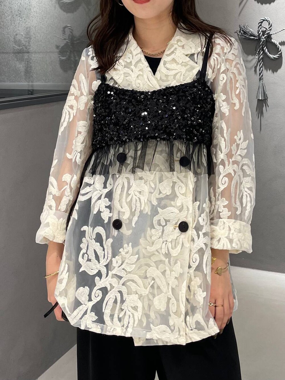 ブラック系のその他パンツ、ホワイト系のテーラードジャケット、ブラック系のチューブトップを着用したレディースの夏コーディネートの4枚目の写真