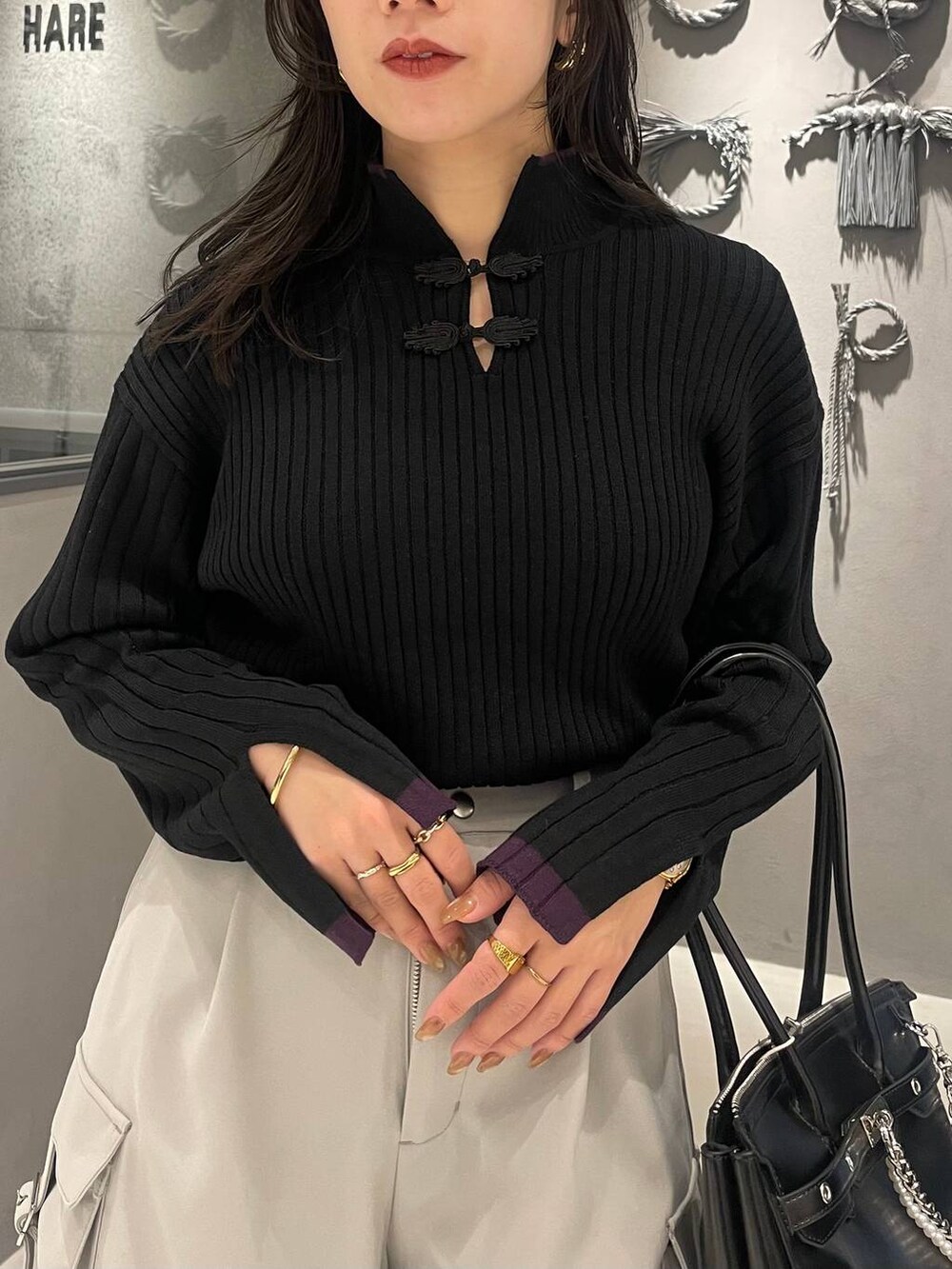 ホワイト系のカーゴパンツ、ブラック系のブーツ、ブラック系のボストンバッグを着用したレディースの冬コーディネートの4枚目の写真