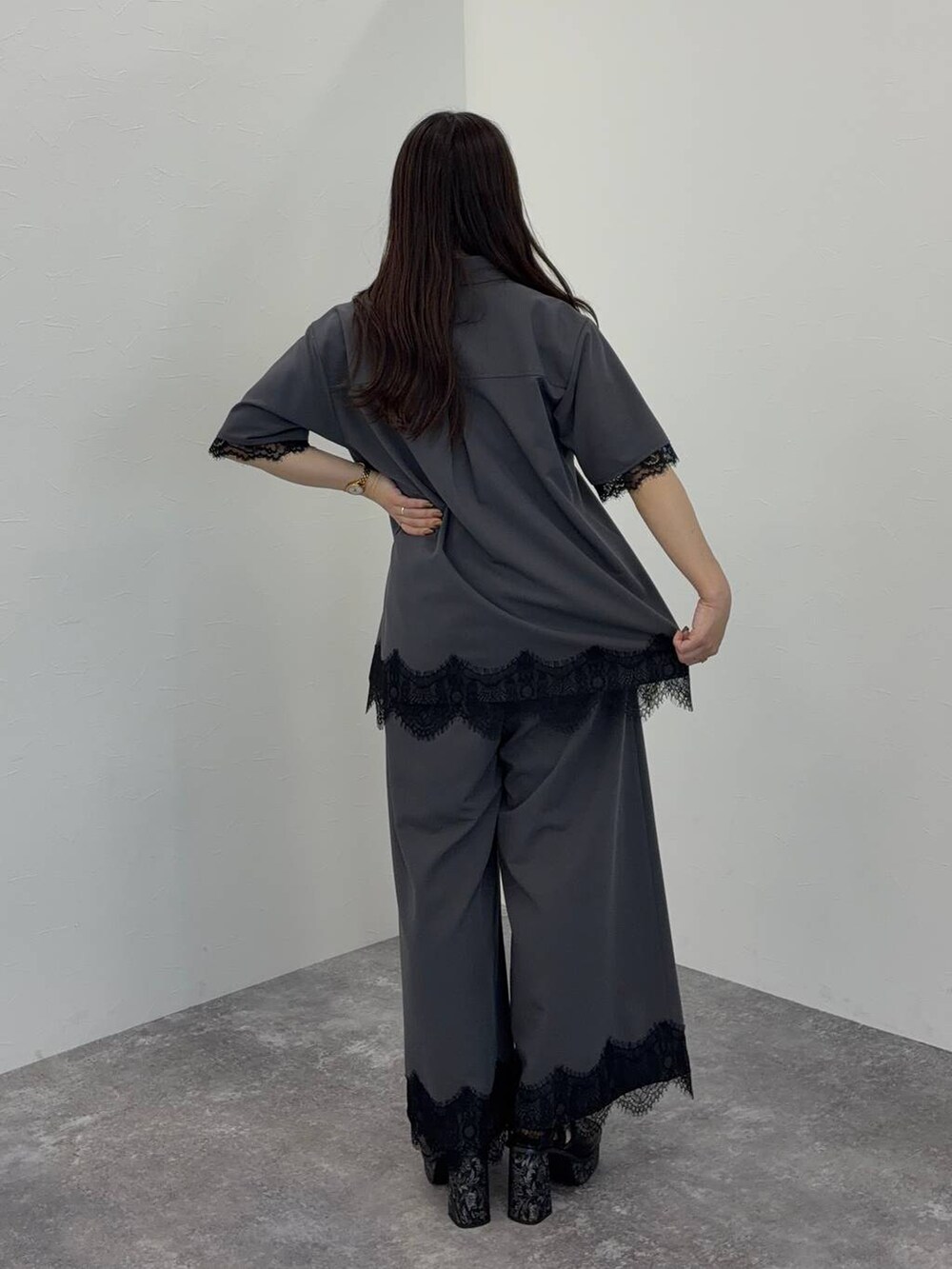 ブラック系のサンダル、グレー系のシャツ/ブラウス、グレー系のその他パンツを着用したレディースの春コーディネートの2枚目の写真