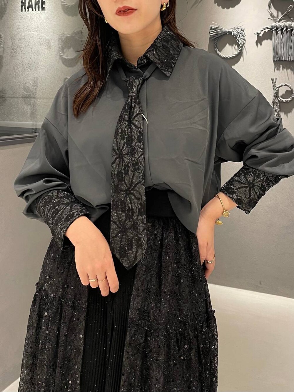 ブラック系のブーツ、グレー系のシャツ/ブラウス、ブラック系のスカートを着用したレディースの秋コーディネートの4枚目の写真