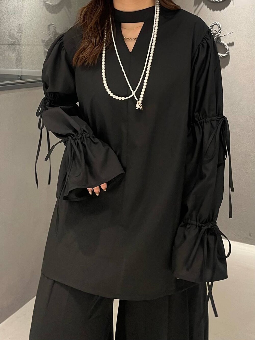 ブラック系のその他パンツ、ブラック系のブーツ、ブラック系のシャツ/ブラウスを着用したレディースの秋コーディネートの4枚目の写真