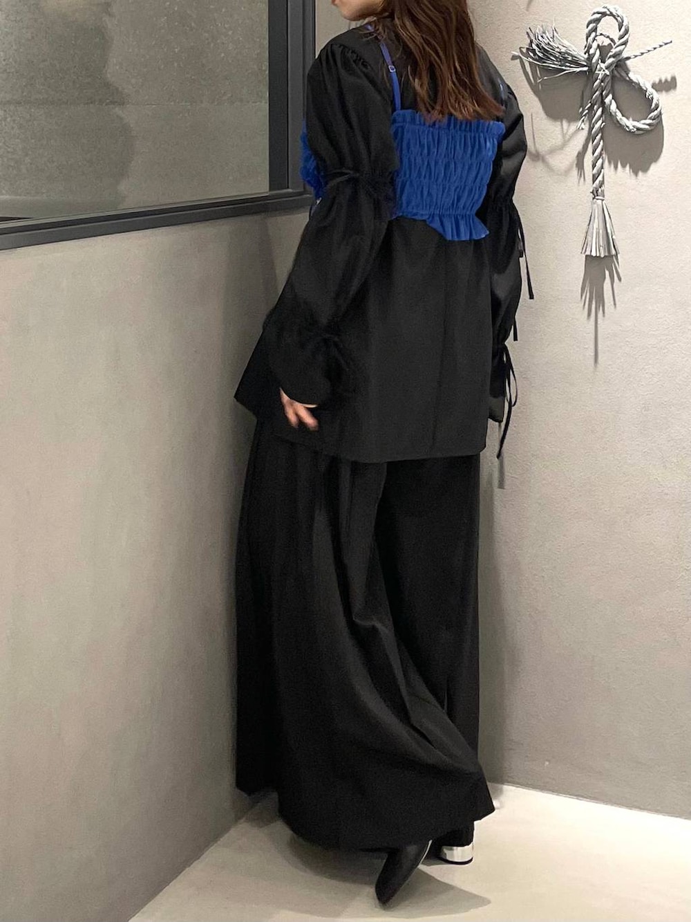 ブラック系のその他パンツ、ブラック系のブーツ、ブラック系のシャツ/ブラウスを着用したレディースの秋コーディネートの3枚目の写真