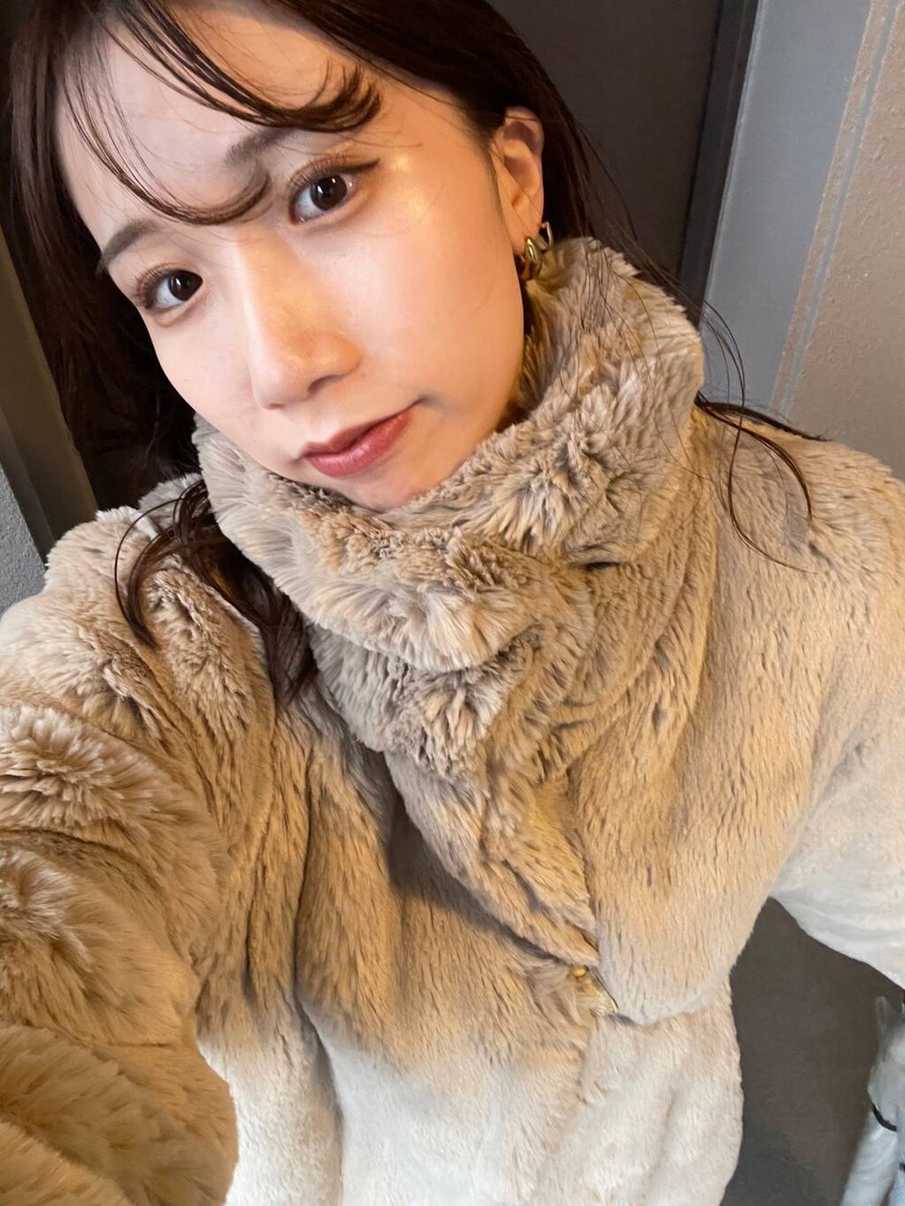 グレー系のスウェット、シルバー系のヘアオイル/ヘアミルクを着用したレディースの秋コーディネートの4枚目の写真