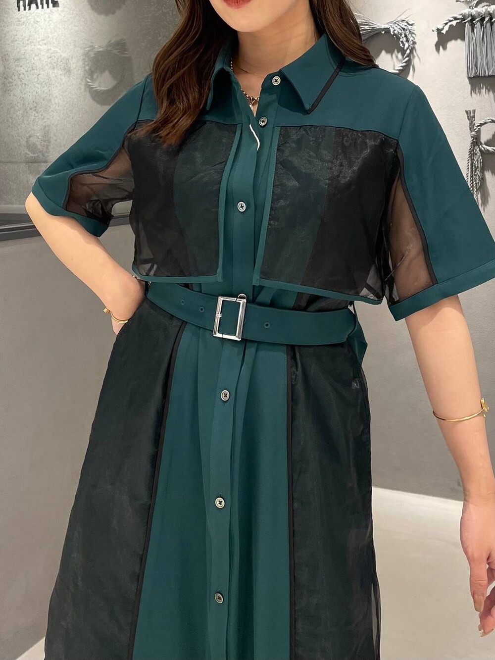 ブラック系のサンダル、グリーン系のワンピースを着用したレディースの夏コーディネートの4枚目の写真