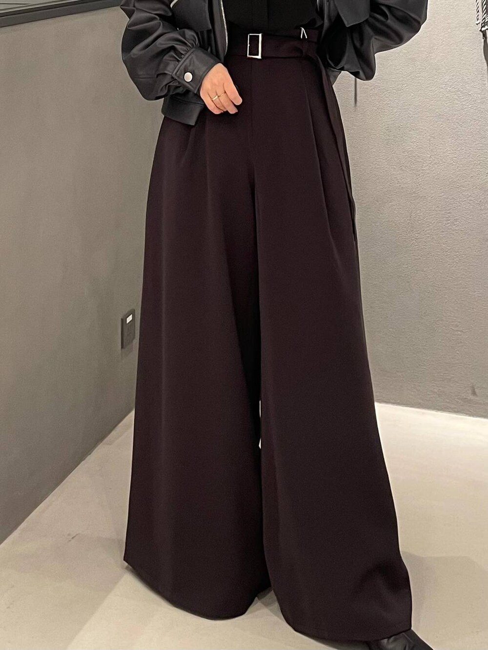 レッド系のその他パンツ、ブラック系のブーツ、ブラック系のシャツ/ブラウスを着用したレディースの冬コーディネートの5枚目の写真