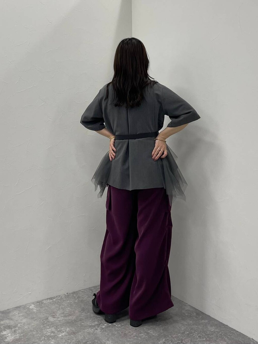 ピンク系のカーゴパンツ、グレー系のシャツ/ブラウス、グレー系のサンダルを着用したレディースの春コーディネートの3枚目の写真