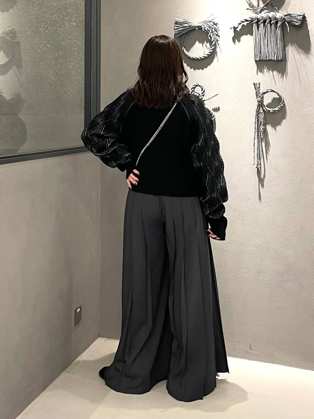 ブラック系のブーツ、グレー系のその他パンツ、ブラック系のカーディガン/ボレロを着用したレディースの秋コーディネートの3枚目の写真